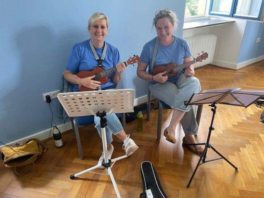 Teilnehmerinnen mit Instrumenten